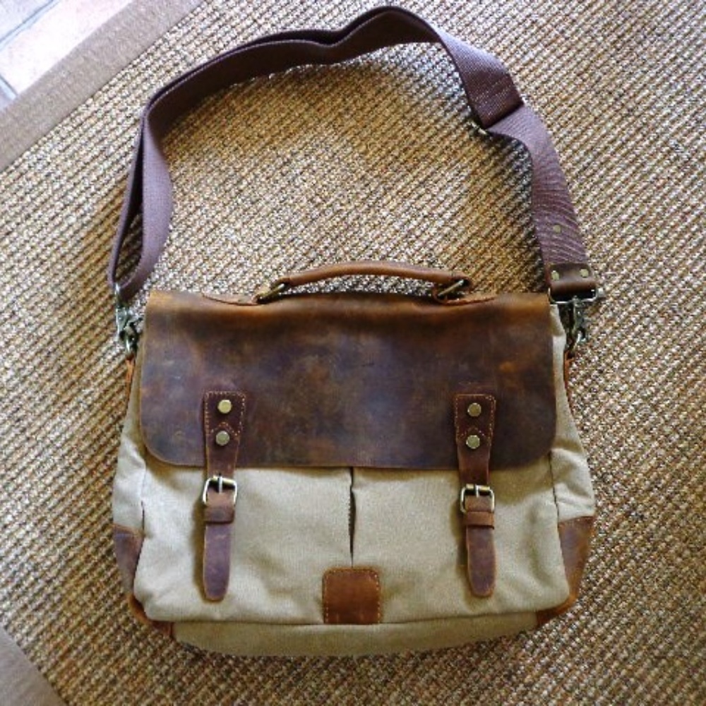 Messenger Tablet Bag NIP Wisecracker Can/Lea